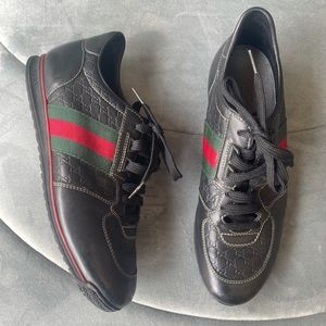 GUCCI logo shoes black! USED LIKE NEW 💯 authentic